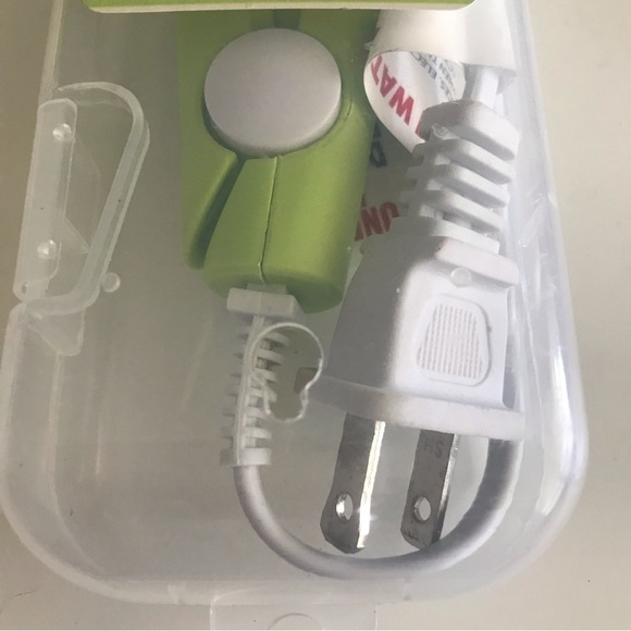 Travel Flat Iron Mini Corded in Case Heats In 30 Secs Momentum Brands - NIB - Picture 5 of 11